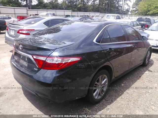 4T1BF1FK5FU901187 - 2015 TOYOTA CAMRY LE/XLE/SE/XSE 深蓝色 照片 4