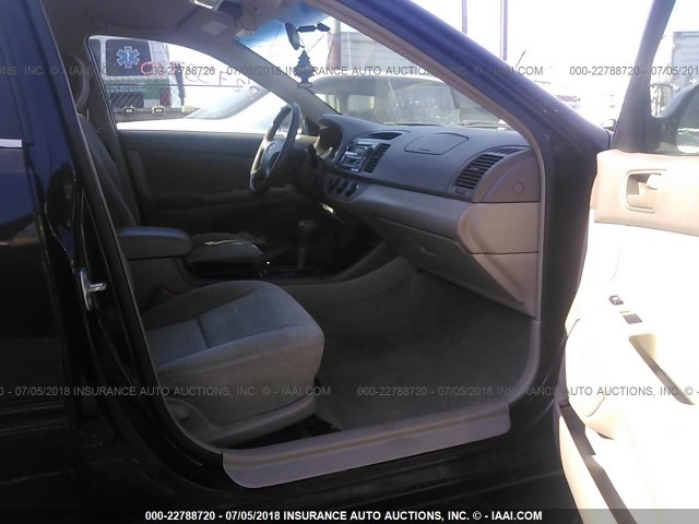 4T1BE32K82U562973 - 2002 TOYOTA CAMRY LE/XLE/SE 黑色 照片 5
