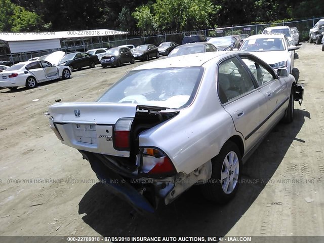 1HGCD563XVA262451 - 1997 HONDA ACCORD LX/EX SILVER photo 4