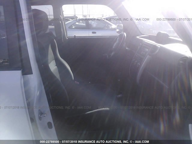 JTLKT334764117810 - 2006 TOYOTA SCION XB Weiß Foto 5