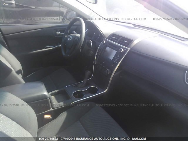 4T4BF1FK4GR540929 - 2016 TOYOTA CAMRY LE/XLE/SE/XSE 白色 照片 5