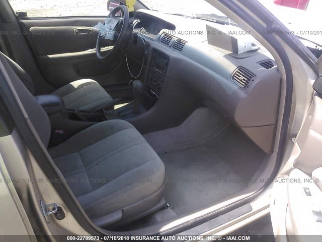 4T1BF22K11U959494 - 2001 TOYOTA CAMRY LE/XLE GOLD photo 5