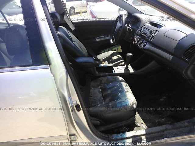4T1BE32K12U594552 - 2002 TOYOTA CAMRY LE/XLE/SE SILVER photo 5