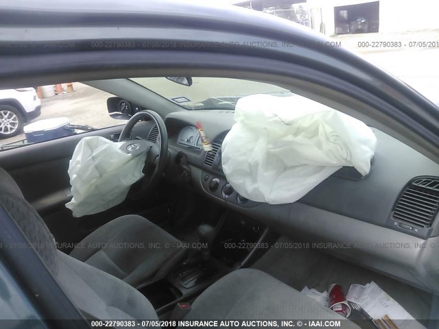 JTDBE32K120117812 - 2002 TOYOTA CAMRY LE/XLE/SE 灰色 照片 5