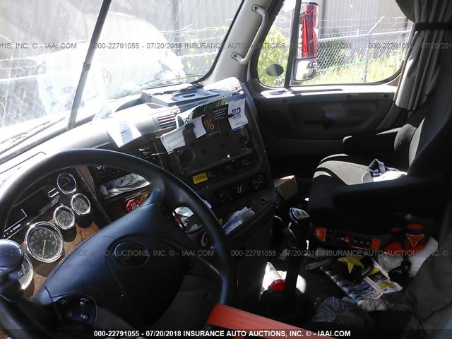 1FUJGLDR9BLAZ2507 - 2011 FREIGHTLINER CASCADIA 125  WHITE photo 5