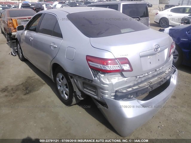 4T1BF3EK5BU209258 - 2011 TOYOTA CAMRY SE/LE/XLE SILVER photo 3