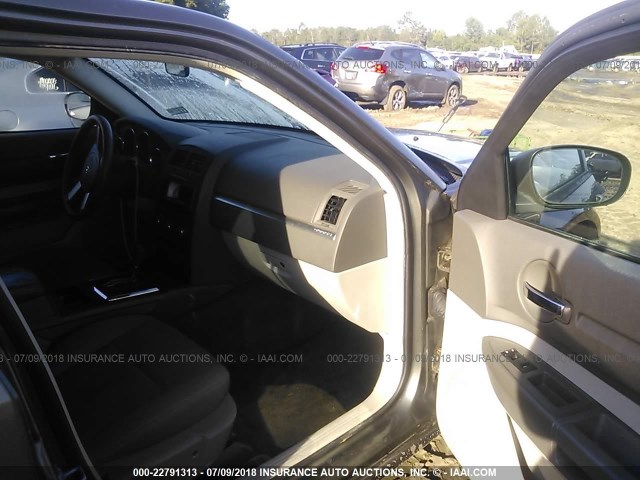 2D4FV47T88H147793 - 2008 DODGE MAGNUM GRAY photo 5