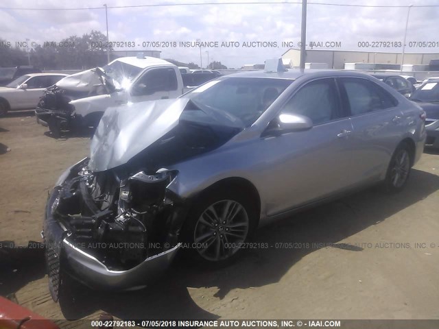 4T1BF1FK9GU611679 - 2016 TOYOTA CAMRY LE/XLE/SE/XSE SILVER photo 2
