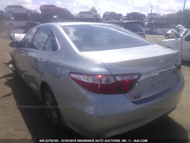 4T1BF1FK9GU611679 - 2016 TOYOTA CAMRY LE/XLE/SE/XSE SILVER photo 3