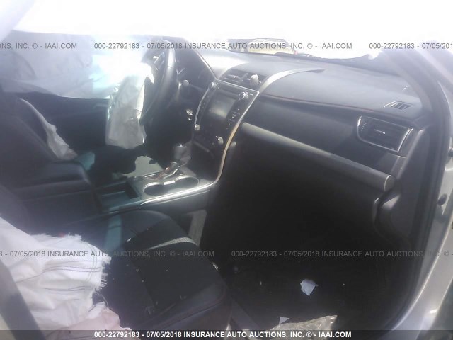 4T1BF1FK9GU611679 - 2016 TOYOTA CAMRY LE/XLE/SE/XSE SILVER photo 5