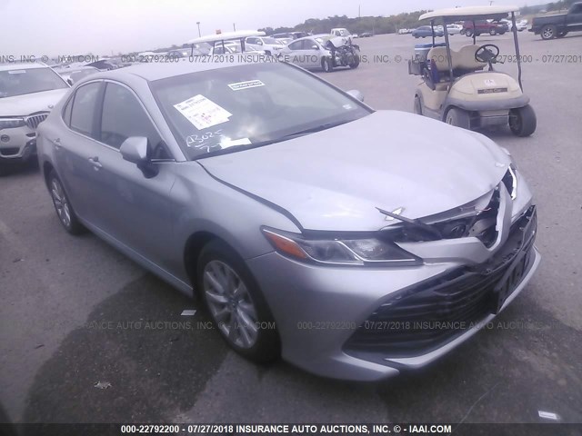 4T1B11HK9JU541605 - 2018 TOYOTA CAMRY L/LE/XLE/SE/XSE SILVER photo 1