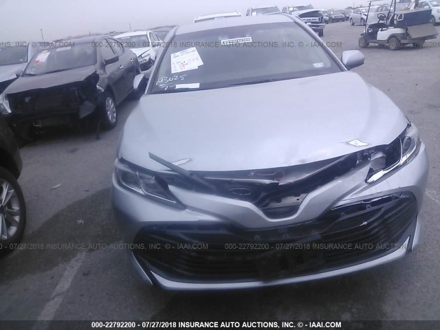 4T1B11HK9JU541605 - 2018 TOYOTA CAMRY L/LE/XLE/SE/XSE SILVER photo 6