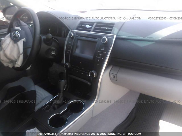 4T1BF1FK6HU785405 - 2017 TOYOTA CAMRY LE/XLE/SE/XSE 黑色 照片 5