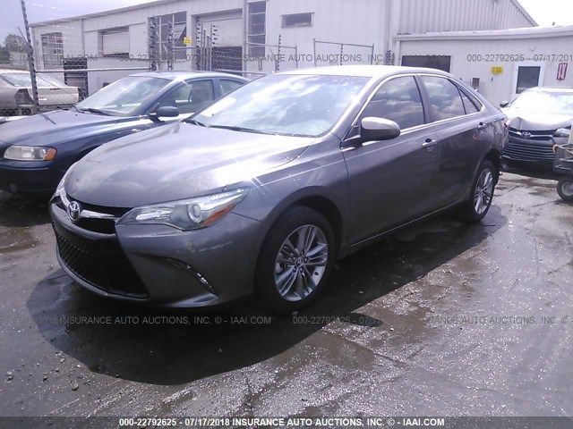 4T1BF1FK8GU133187 - 2016 TOYOTA CAMRY LE/XLE/SE/XSE GRAY photo 2