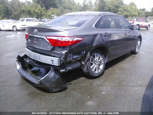 4T1BF1FK8GU133187 - 2016 TOYOTA CAMRY LE/XLE/SE/XSE GRAY photo 4