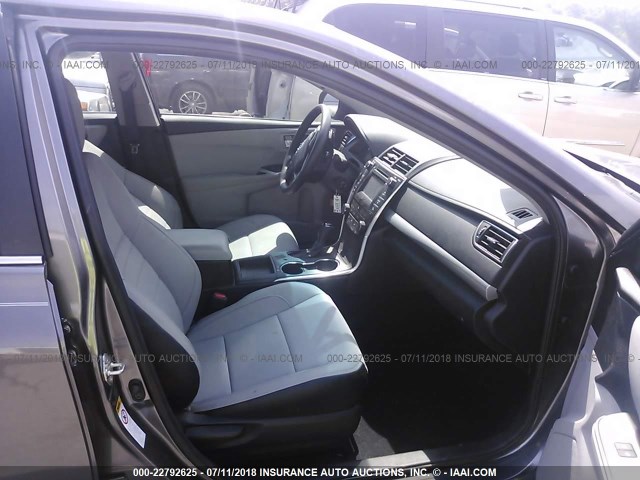 4T1BF1FK8GU133187 - 2016 TOYOTA CAMRY LE/XLE/SE/XSE GRAY photo 5