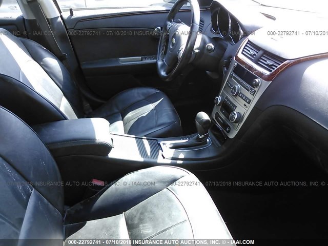 1G1ZE5EB6AF323041 - 2010 CHEVROLET MALIBU LTZ SILVER photo 5