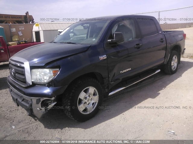 5TFEY5F19DX136023 - 2013 TOYOTA TUNDRA CREWMAX SR5 BLUE photo 2