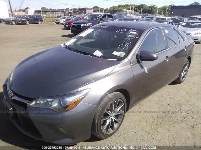 4T1BF1FK8FU492568 - 2015 TOYOTA CAMRY LE/XLE/SE/XSE GRAY photo 2