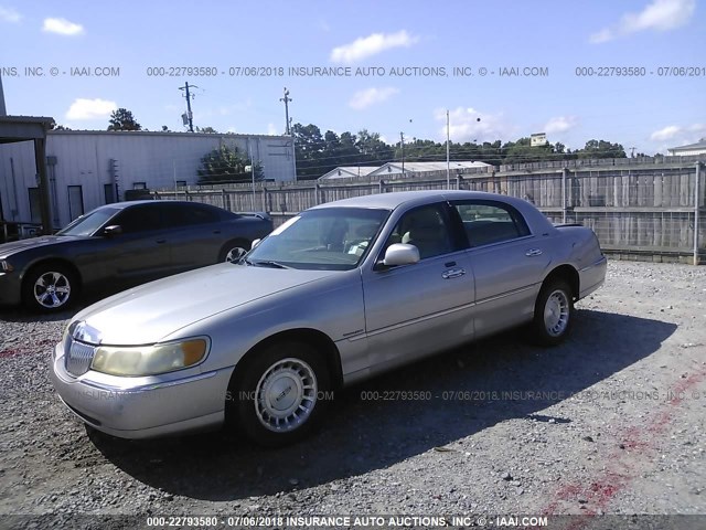 1LNHM81W8XY684618 - 1999 LINCOLN TOWN CAR EXECUTIVE SILVER photo 2