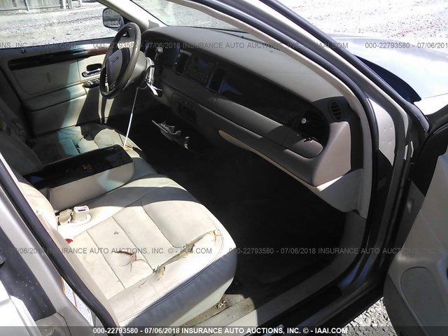 1LNHM81W8XY684618 - 1999 LINCOLN TOWN CAR EXECUTIVE SILVER photo 5