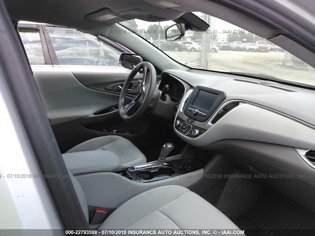 1G1ZB5ST1HF146348 - 2017 CHEVROLET MALIBU LS ვერცხლისფერი ფოტო 5