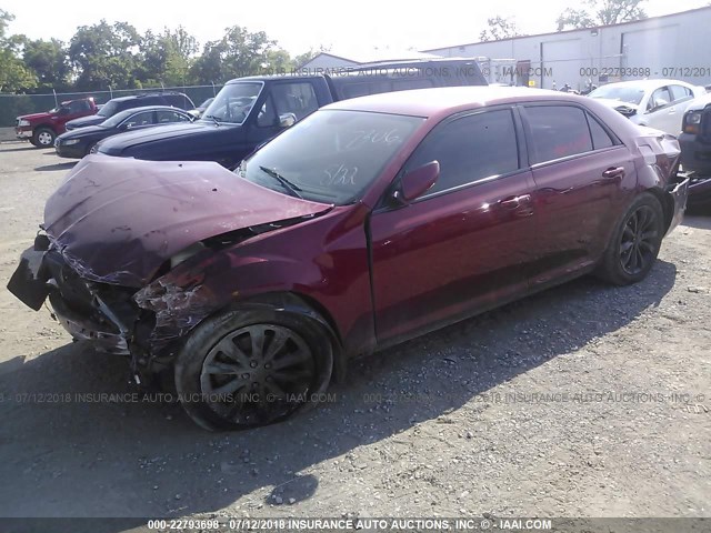 2C3CCAGG2EH337306 - 2014 CHRYSLER 300 S RED photo 2