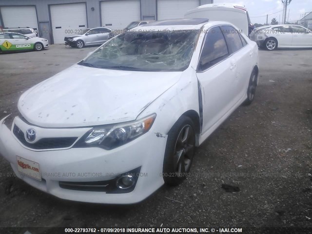 4T1BK1FK7CU016786 - 2012 TOYOTA CAMRY SE/XLE WHITE photo 2