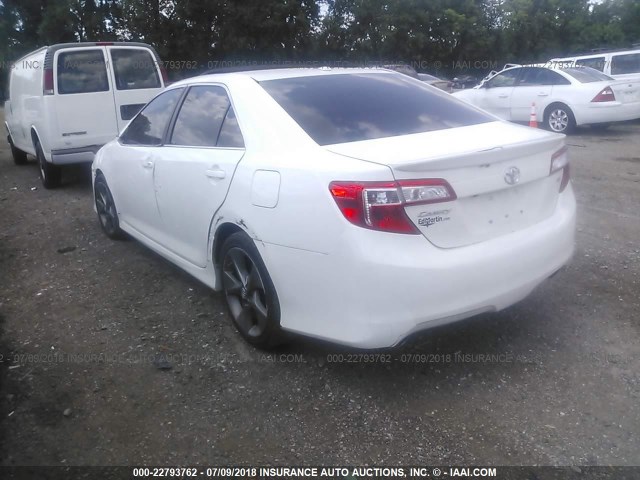 4T1BK1FK7CU016786 - 2012 TOYOTA CAMRY SE/XLE WHITE photo 3