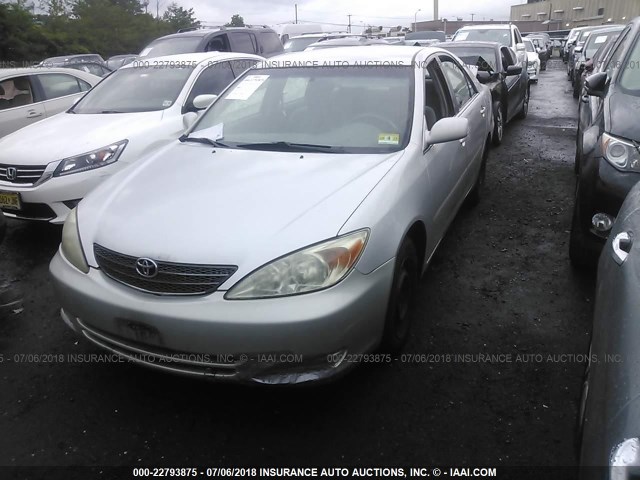 4T1BE32K92U577238 - 2002 TOYOTA CAMRY LE/XLE/SE Gümüş foto 2