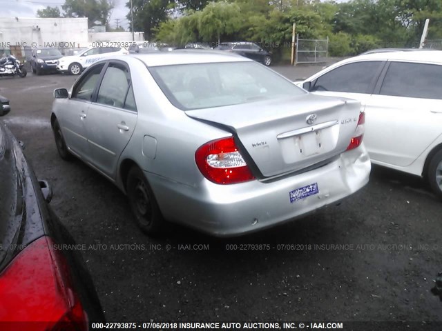 4T1BE32K92U577238 - 2002 TOYOTA CAMRY LE/XLE/SE Gümüş foto 3
