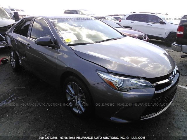 4T1BF1FK9HU635515 - 2017 TOYOTA CAMRY LE/XLE/SE/XSE 灰色 照片 1