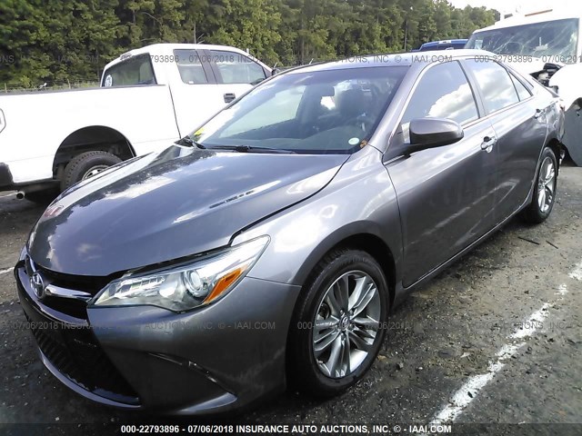 4T1BF1FK9HU635515 - 2017 TOYOTA CAMRY LE/XLE/SE/XSE 灰色 照片 2