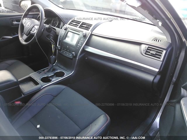 4T1BF1FK9HU635515 - 2017 TOYOTA CAMRY LE/XLE/SE/XSE 灰色 照片 5