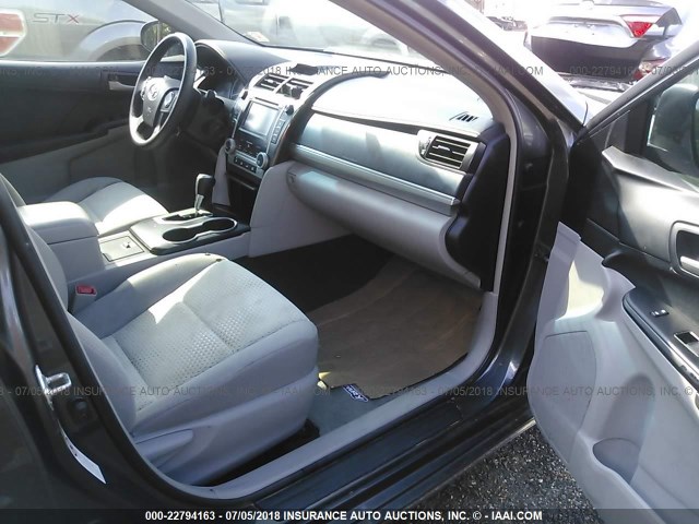 4T4BF1FKXCR176090 - 2012 TOYOTA CAMRY SE/LE/XLE GRAY photo 5