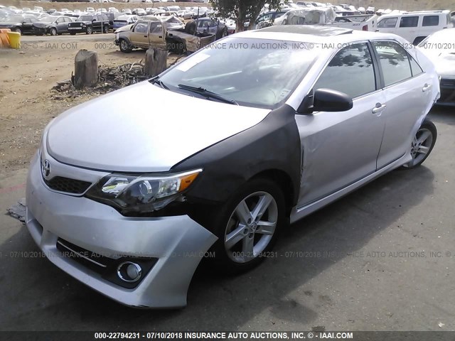 4T1BF1FK6CU133960 - 2012 TOYOTA CAMRY SE/LE/XLE 银色 照片 2