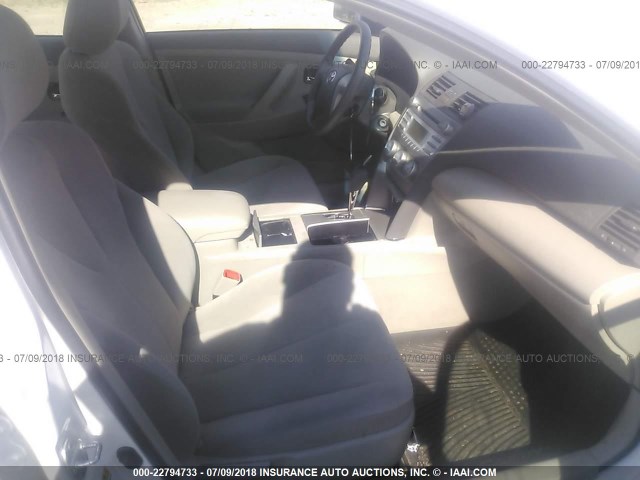 4T1BF3EK4BU628654 - 2011 TOYOTA CAMRY SE/LE/XLE თეთრი ფოტო 5