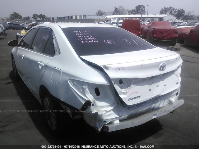 4T1BF1FK8GU165248 - 2016 TOYOTA CAMRY LE/XLE/SE/XSE WHITE photo 3