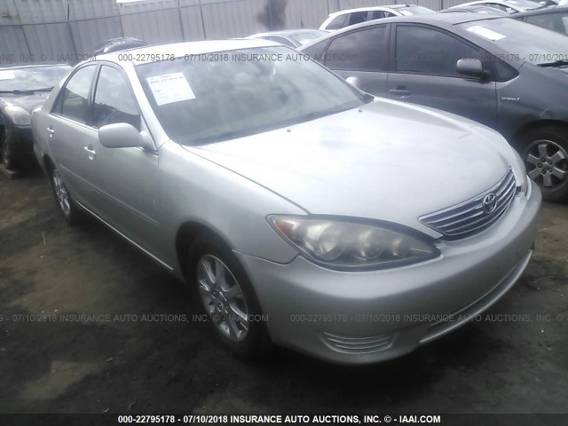JTDBF32K050166792 - 2005 TOYOTA CAMRY LE/XLE/SE Gümüş foto 1