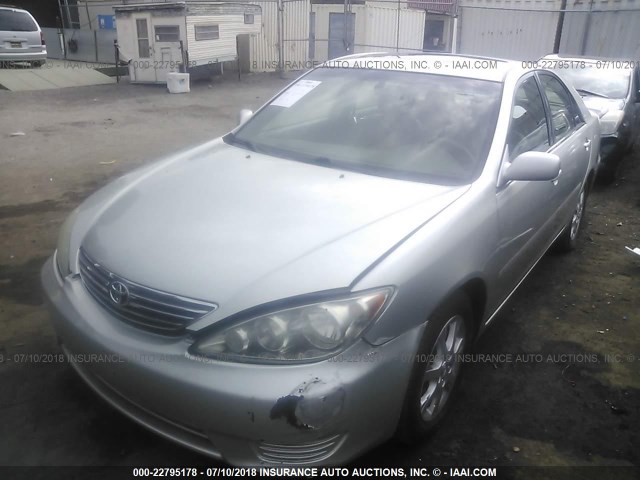 JTDBF32K050166792 - 2005 TOYOTA CAMRY LE/XLE/SE Gümüş foto 2