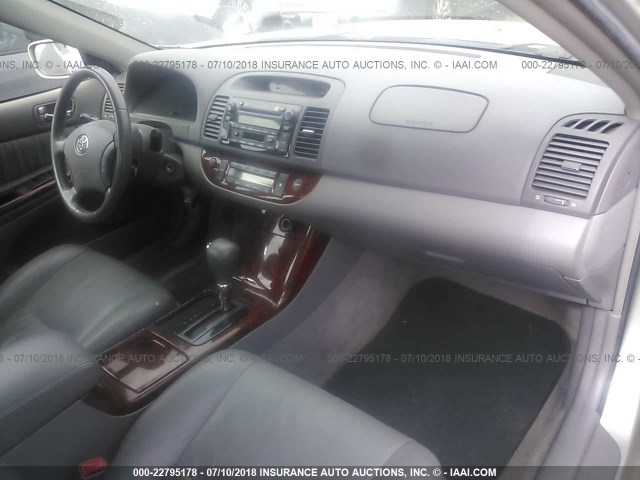 JTDBF32K050166792 - 2005 TOYOTA CAMRY LE/XLE/SE Gümüş foto 5