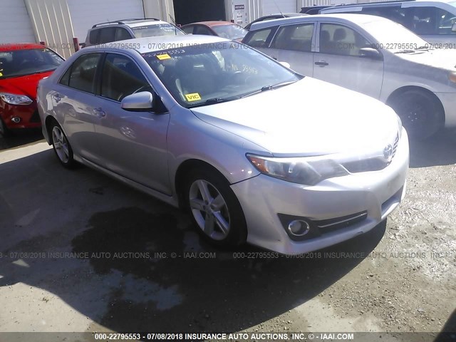 4T1BF1FK1EU311972 - 2014 TOYOTA CAMRY L/SE/LE/XLE 银色 照片 1