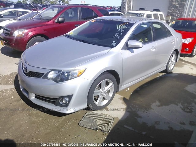 4T1BF1FK1EU311972 - 2014 TOYOTA CAMRY L/SE/LE/XLE 银色 照片 2