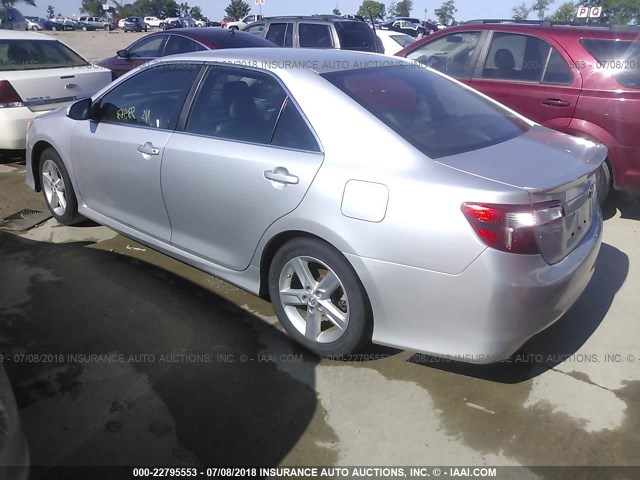 4T1BF1FK1EU311972 - 2014 TOYOTA CAMRY L/SE/LE/XLE 银色 照片 3