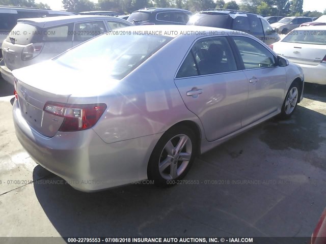 4T1BF1FK1EU311972 - 2014 TOYOTA CAMRY L/SE/LE/XLE 银色 照片 4