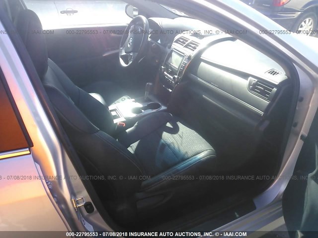 4T1BF1FK1EU311972 - 2014 TOYOTA CAMRY L/SE/LE/XLE 银色 照片 5