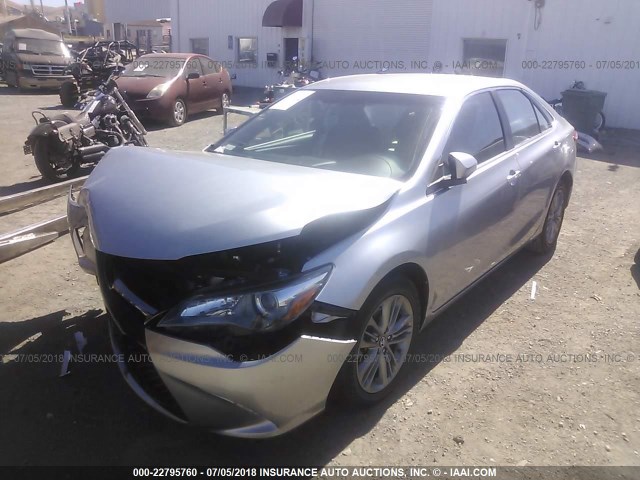 4T1BF1FK3GU579926 - 2016 TOYOTA CAMRY LE/XLE/SE/XSE SILVER photo 2