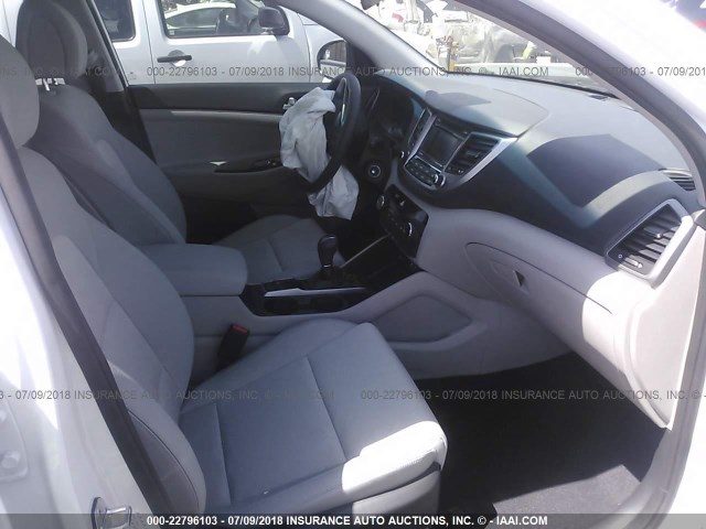 KM8J23A46JU668652 - 2018 HYUNDAI TUCSON SE WHITE photo 5