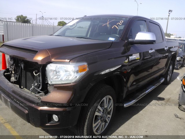 5TFAW5F11HX616762 - 2017 TOYOTA TUNDRA CREWMAX 1794/PLATINUM 棕色 照片 2
