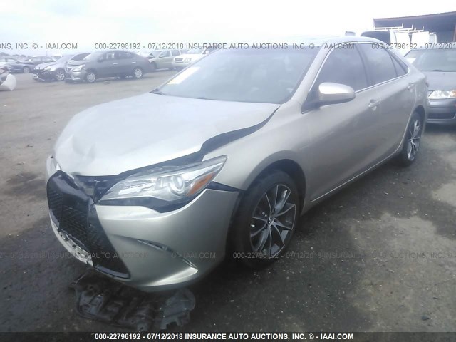 4T1BF1FK9FU935939 - 2015 TOYOTA CAMRY LE/XLE/SE/XSE GOLD photo 2